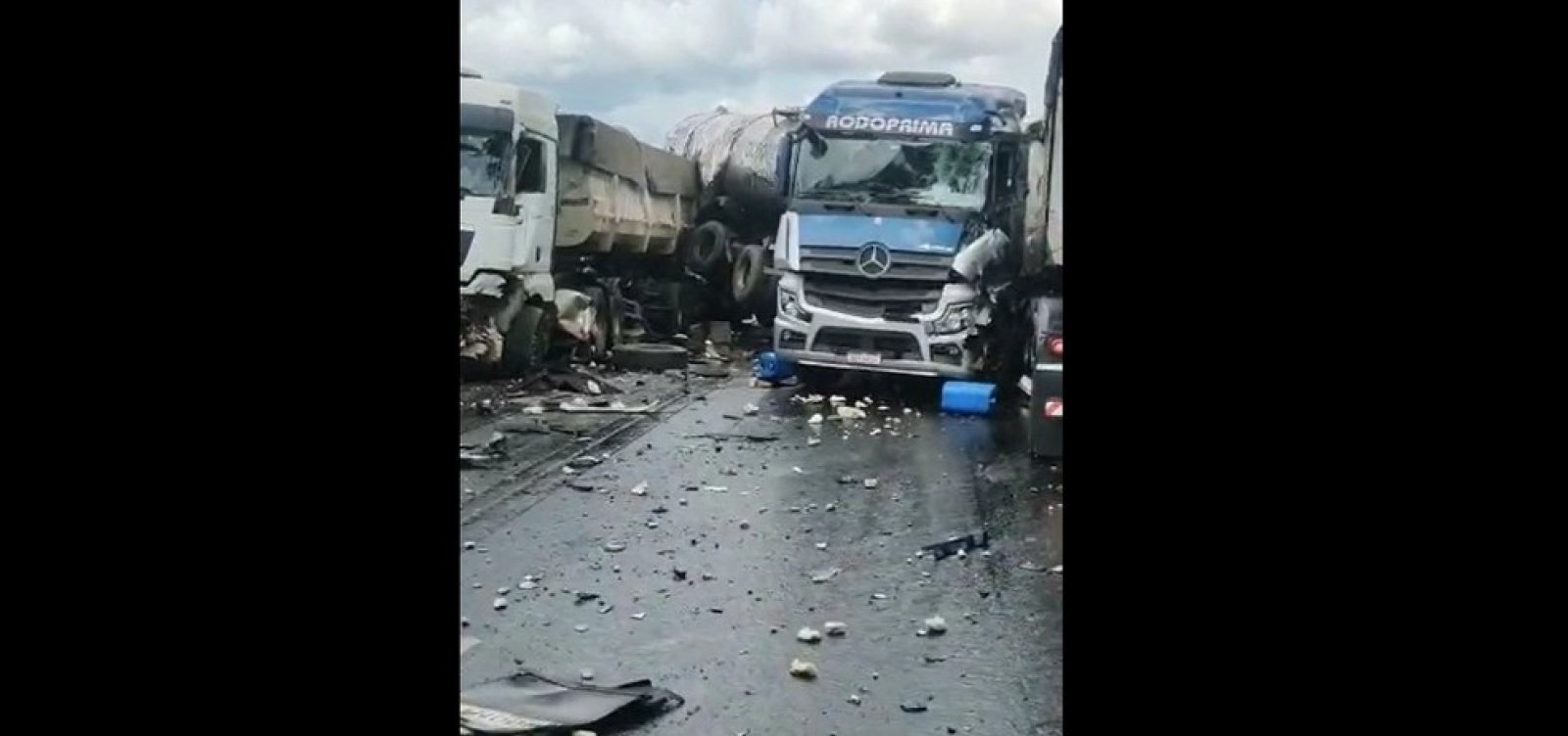 Acidente Entre Carreta E Caminh O Interdita Trecho Da Br Metro