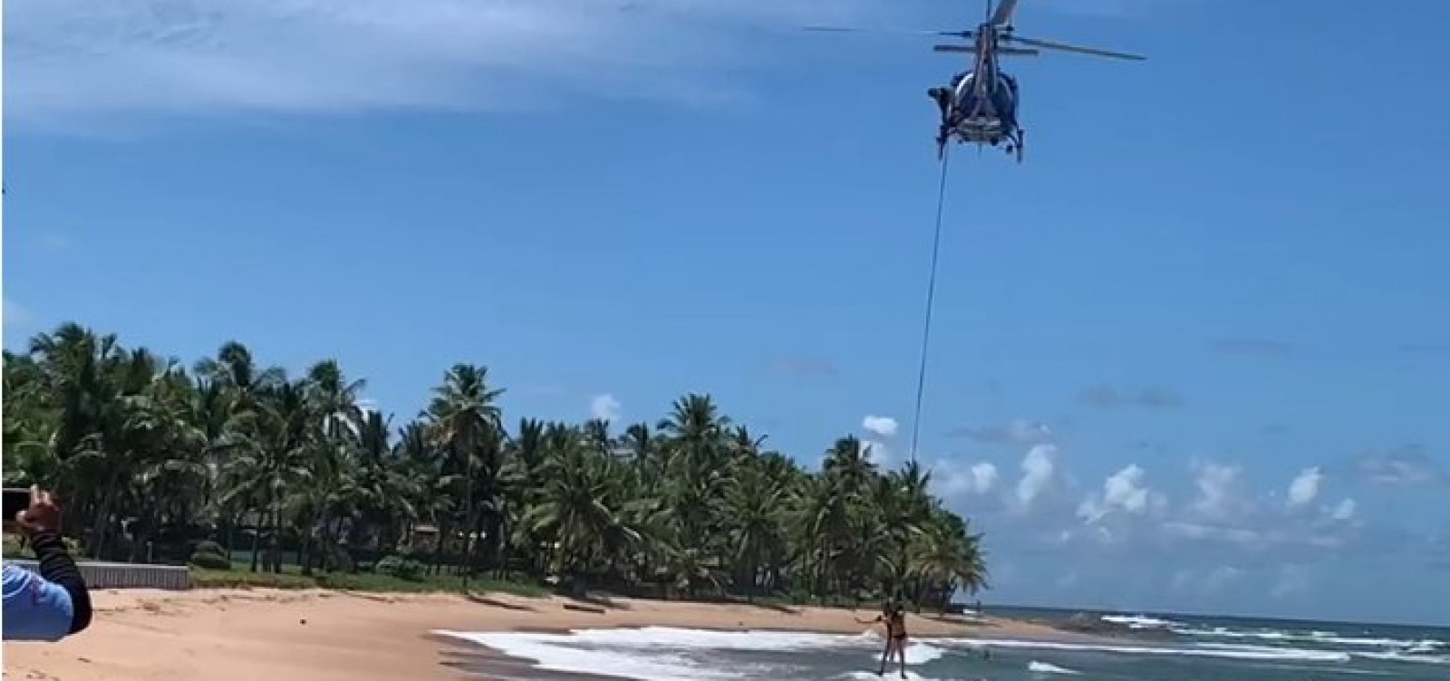 Vídeo Helicóptero da PM resgata quatro vítimas de afogamento na praia