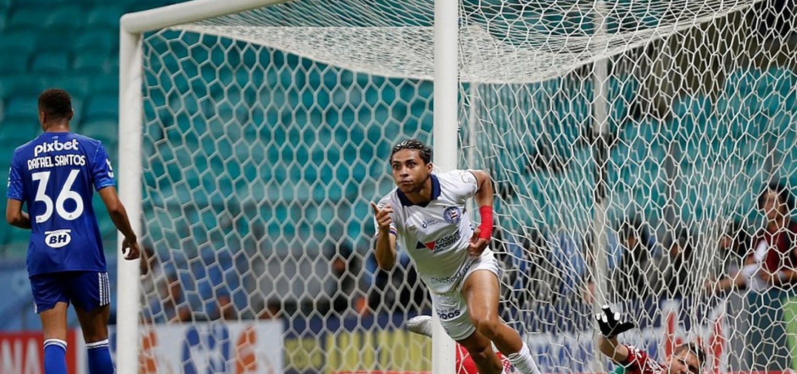 Bahia Estreia Na S Rie B Vencendo Cruzeiro Por X Metro