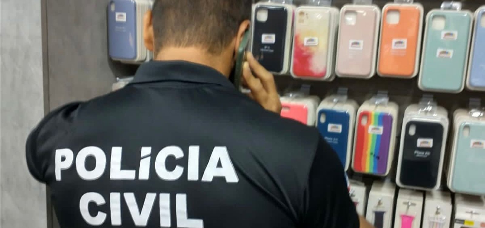 Polícia apreende 1 8 mil acessórios falsificados em shoppings de