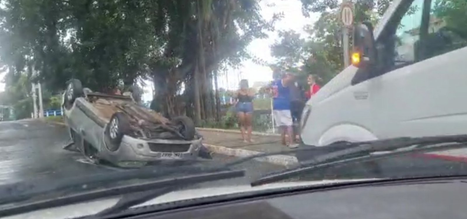 Carro De Passeio Capota Na Avenida Anita Garibaldi Em Salvador Metro 1