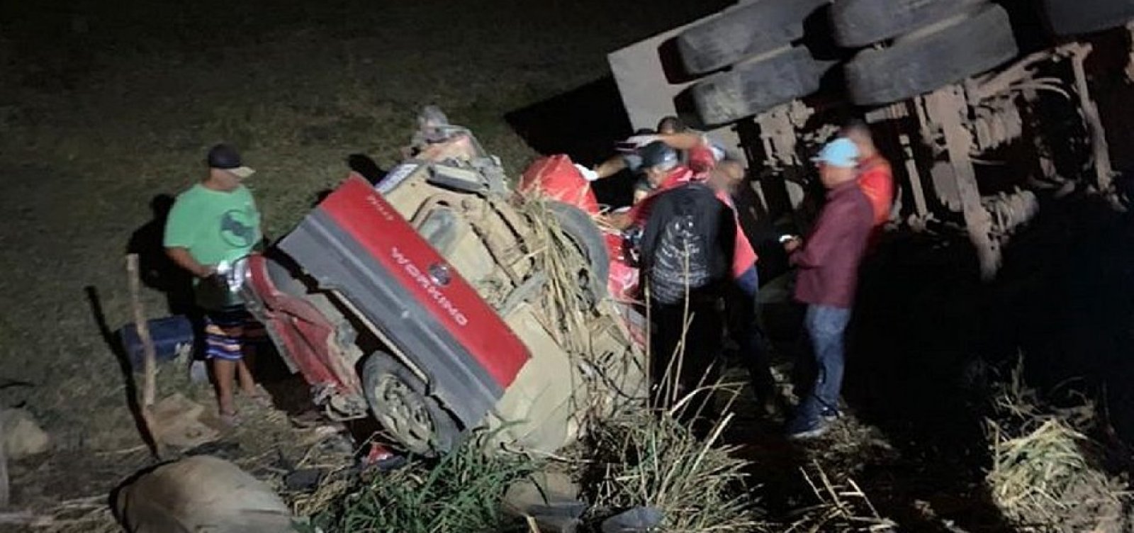 Acidente Carreta Mata Duas Pessoas E Fere Tr S Na Ba Metro