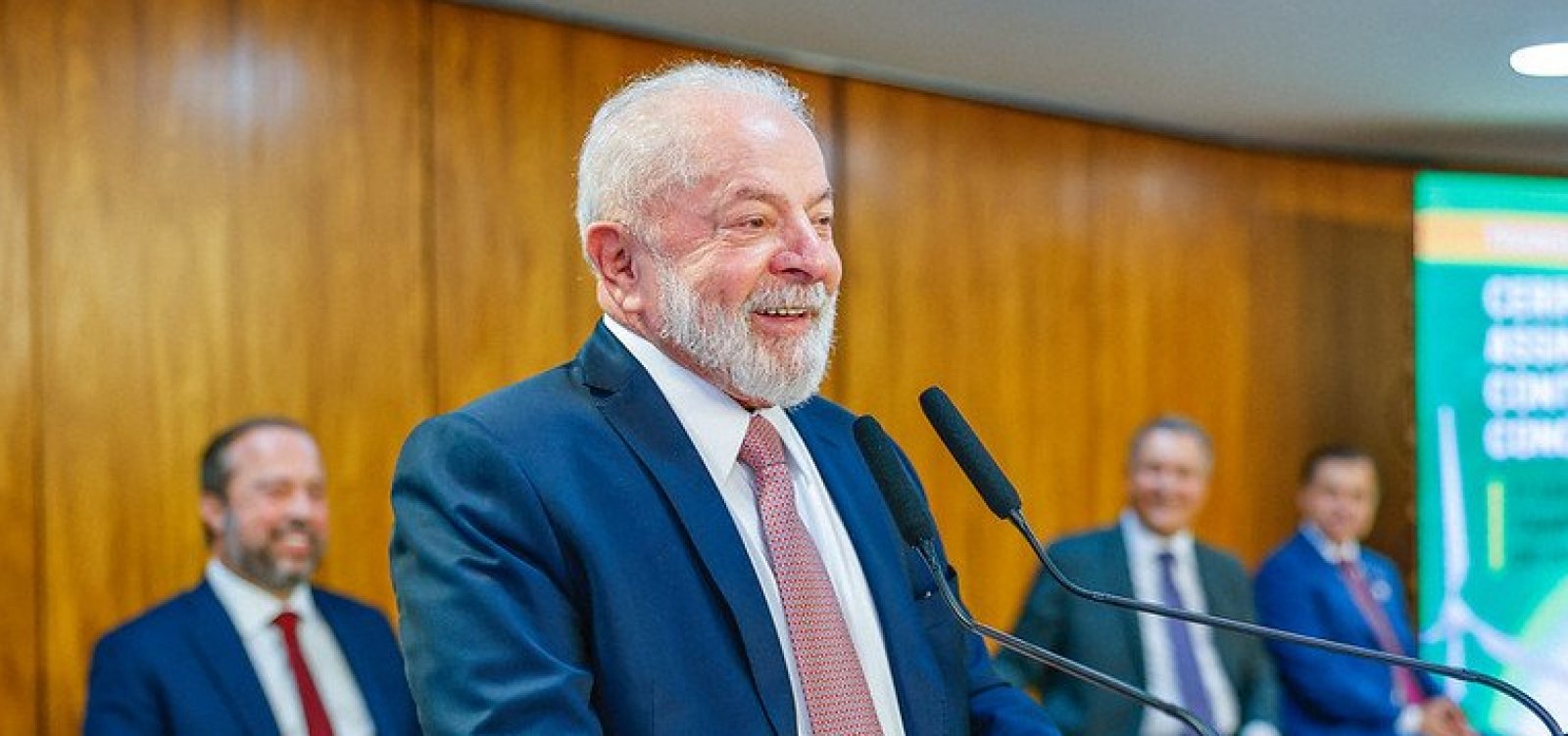 Lula D Entrada No S Rio Liban S Para Realizar Cirurgia No Quadril