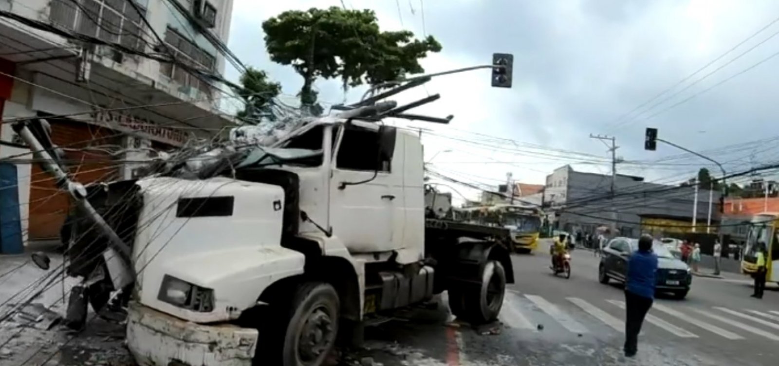 Caminh O Derruba Poste E Deixa Feridos Nos Mares Metro