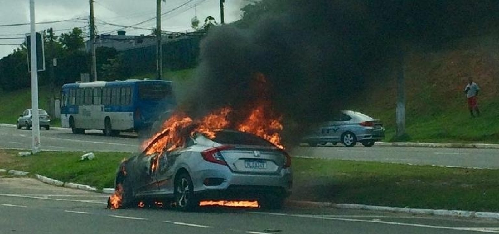 Carro Pega Fogo Na Avenida Paralela Metro 1