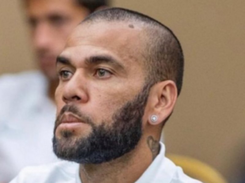 Daniel Alves é alvo de xingamentos ao comparecer em tribunal após liberdade provisória