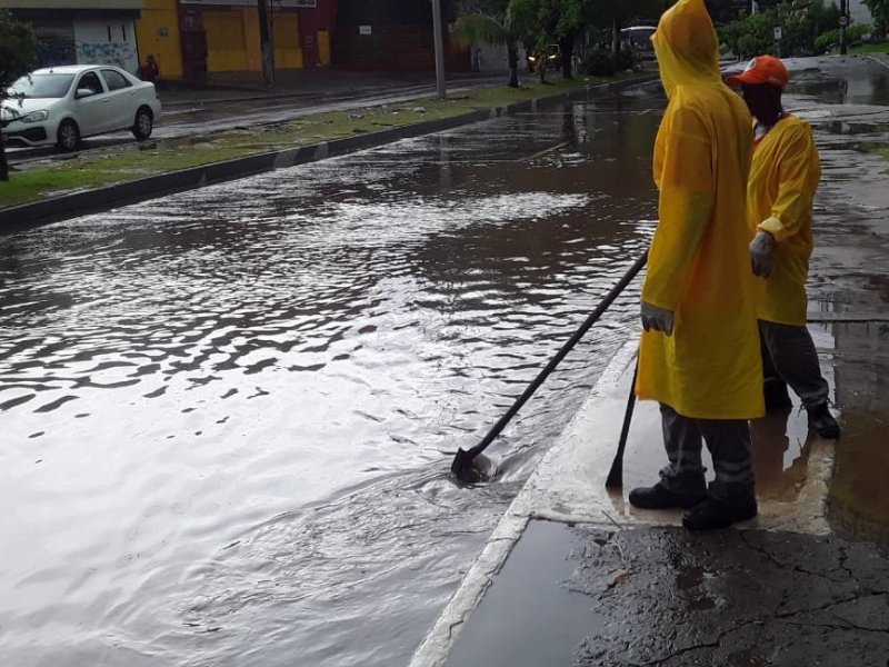 Inmet emite alerta laranja por conta dos riscos causados pela forte chuva em Salvador