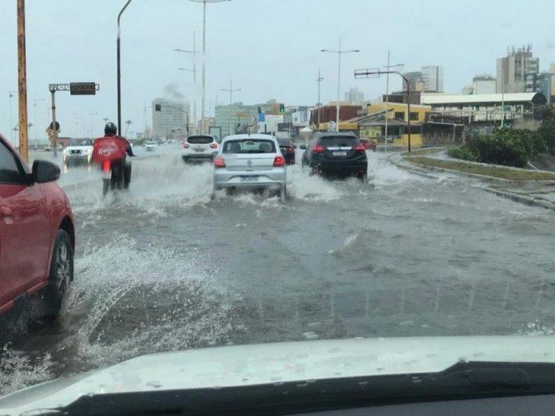 12 capitais brasileiras superam a média de chuva em abril; Salvador se destaca em primeiro lugar