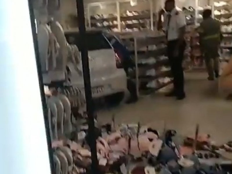 Motorista perde controle e invade loja em shopping de Salvador