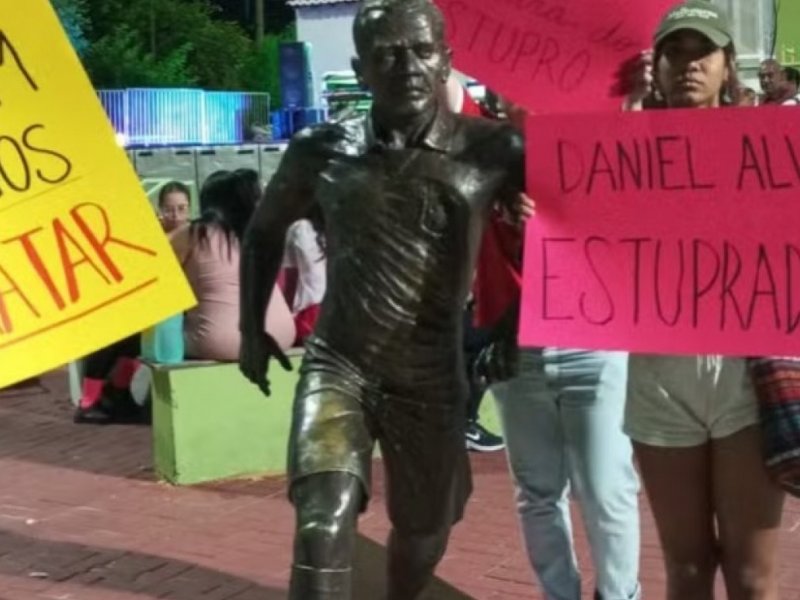MP recomenda retirada de estátua em homenagem a Daniel Alves na Bahia
