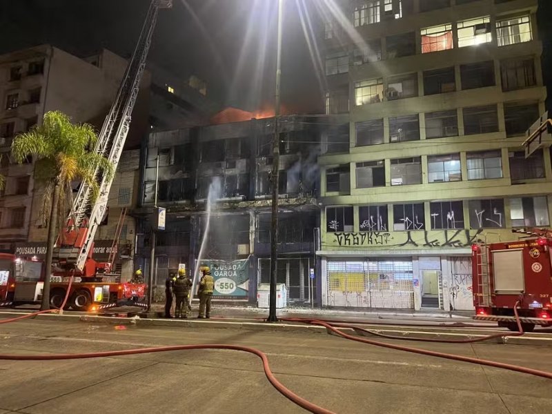 Ao menos dez pessoas morrem após incêndio em pousada de Porto Alegre