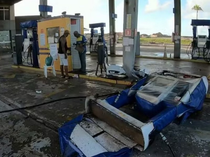 Cinco pessoas ficam feridas após carro invadir posto de combustíveis em Salvador