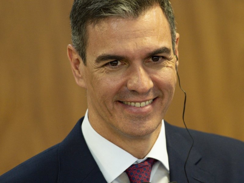 Primeiro-ministro da Espanha anuncia permanência no governo, após sugerir renúncia