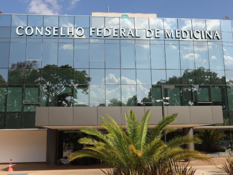 Coletivo de médicos critica gestão do CFM por “distanciamento da ciência” e pede mudança