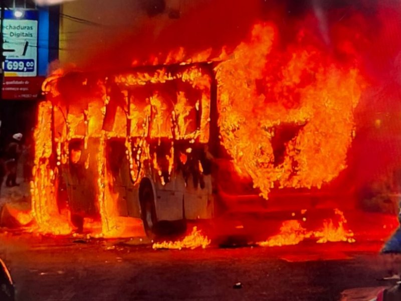 Dois ônibus foram incendiados na região de Pernambués e causam congestionamento