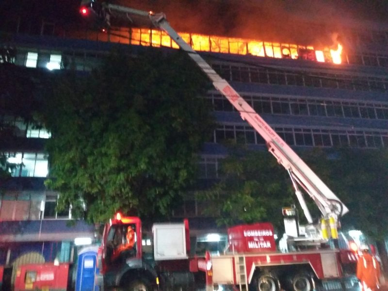 Incêndio de grande proporção atinge antiga sede do Colégio Landulfo Alves