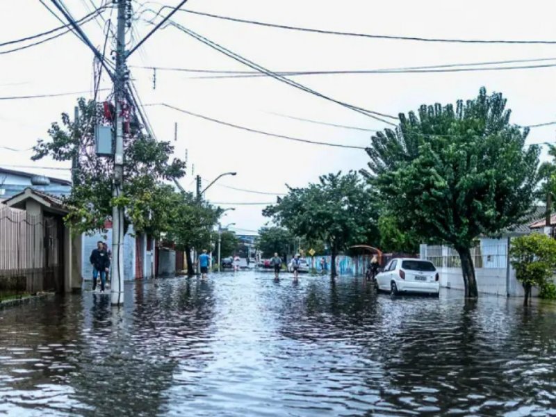 Mais de 850 mil pessoas estão sem água no Rio Grande do Sul após enchentes