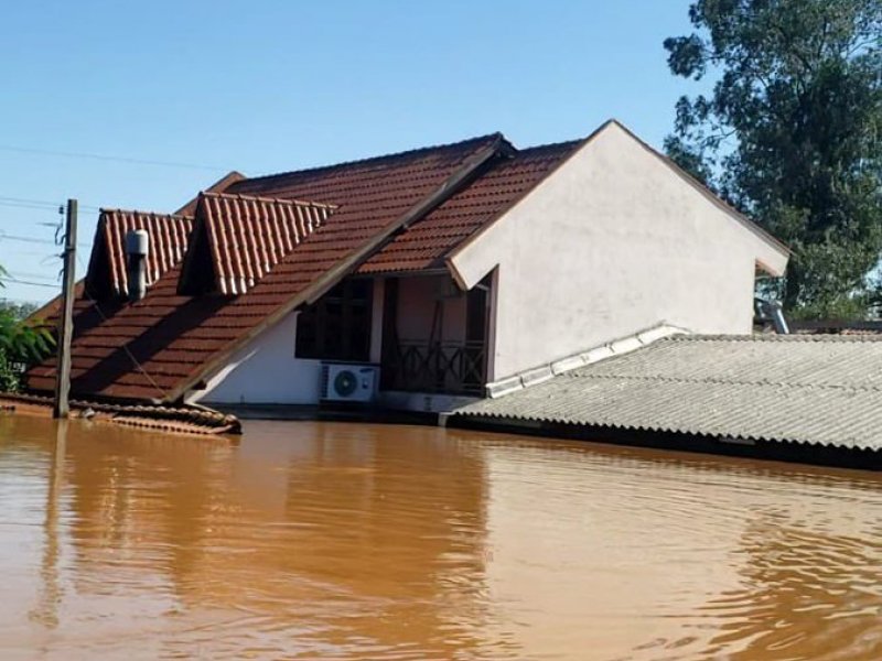 Prefeito gaúcho expõe a própria casa submersa após enchentes no RS: "perdi minha história"