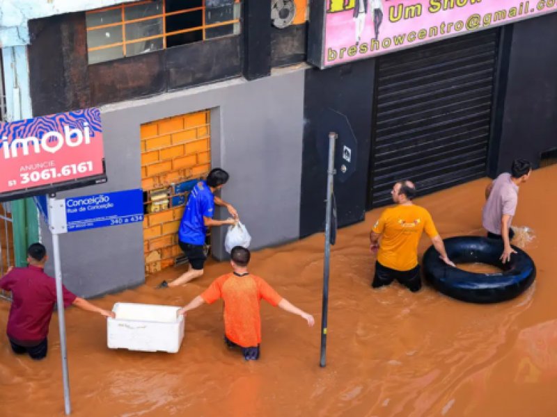 Prefeitura suspende operação de resgate com barcos devido às fortes chuvas no RS