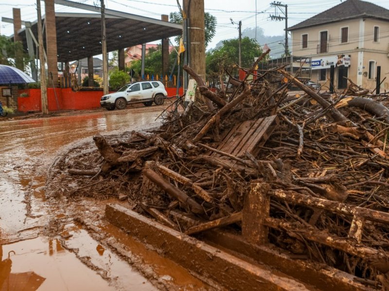 Governo do RS prevê criação de quatro cidades provisórias para abrigar vítimas das enchentes