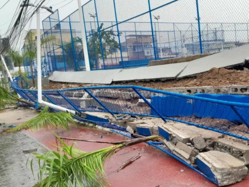 Parte de estrutura de complexo esportivo cede devido às chuvas em Salvador