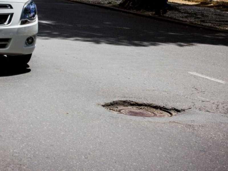 À procura de pescoços: motoristas de Salvador seguem correndo risco com bueiros desnivelados