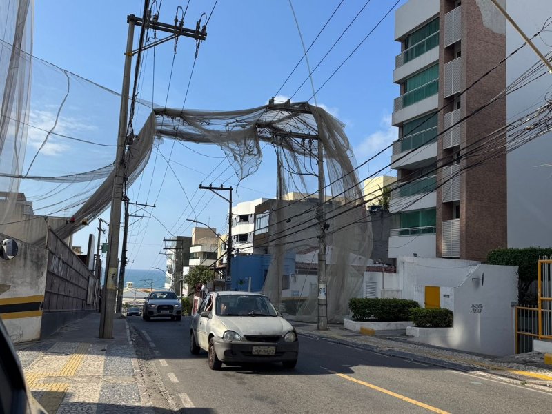 Tela de proteção de obra cai sobre fiação e serviço de energia é interrompido no Rio Vermelho