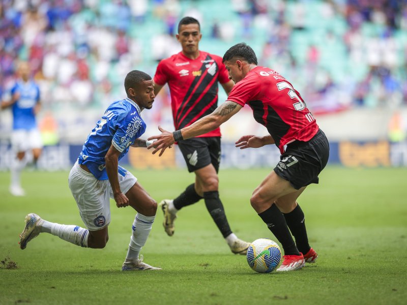 No apagar das luzes, Bahia arranca empate com o Athletico-PR na Fonte Nova