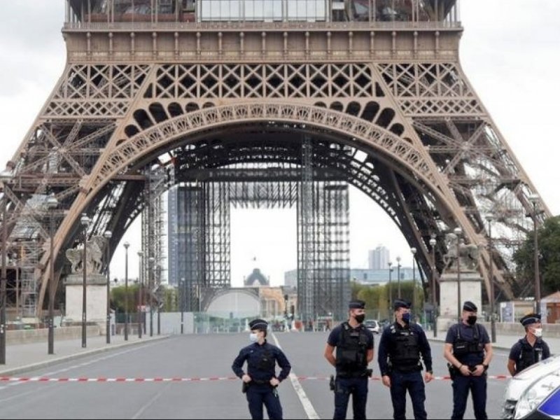 Incêndio atinge Torre Eiffel em Paris, segundo mídia francesa