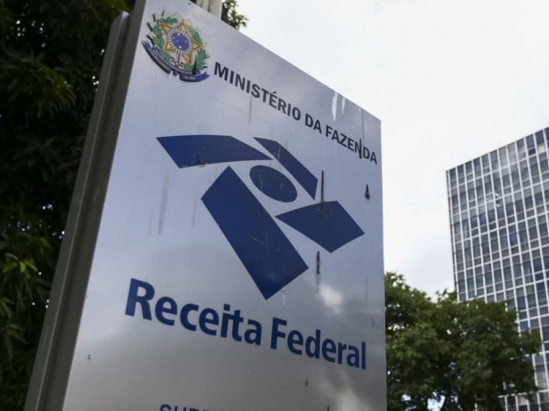 Receita Federal alerta para golpes com taxa falsa sobre Pix