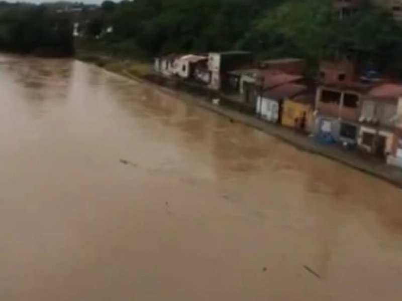 Rio Subaé transborda e 80 famílias ficam desabrigadas em Santo Amaro