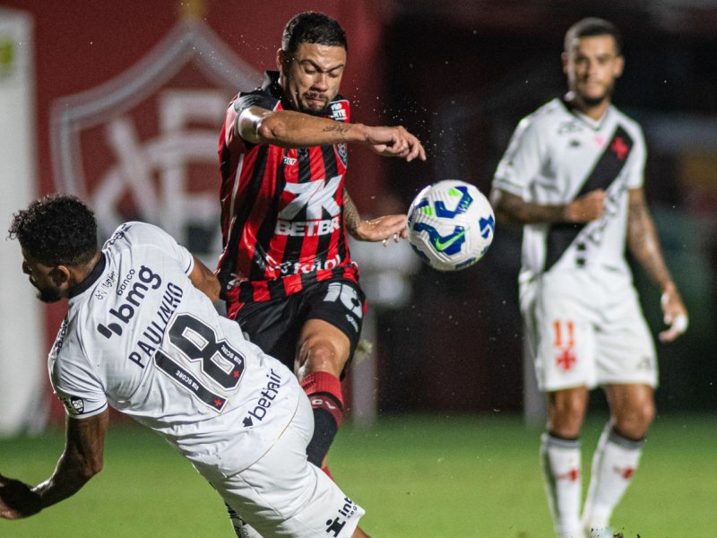 Com um jogador a menos e gols de Renato Kayzer, Vitória vence o Vasco de virada