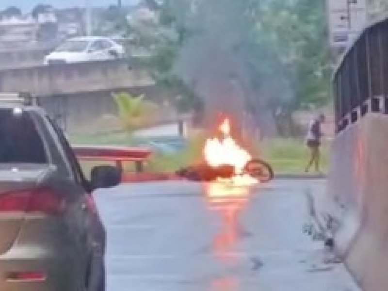 Motocicleta explode após colisão com micro-ônibus no Lobato