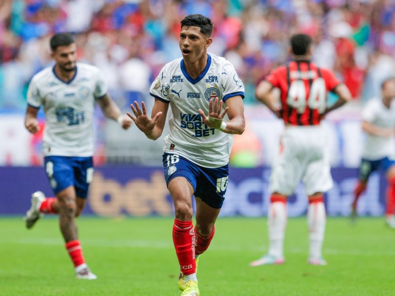 Com um expulso de cada lado, Bahia bate o Vitória na Fonte Nova pelo Brasileirão