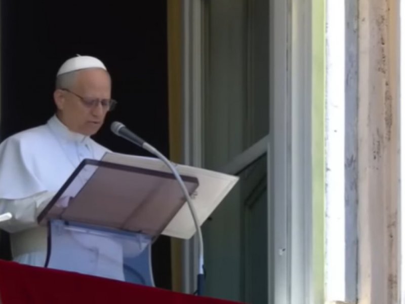 Papa Leão XIV faz primeiro discurso na janela do Vaticano e reza por vítimas da guerra
