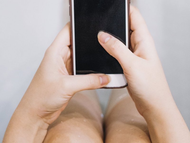 Celular no banheiro: médica alerta para risco por trás do hábito de ficar muito tempo no vaso sanitário