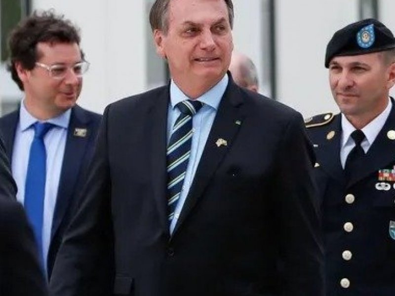 Defesa de Bolsonaro nega troca de mensagens com Cid em trama golpista