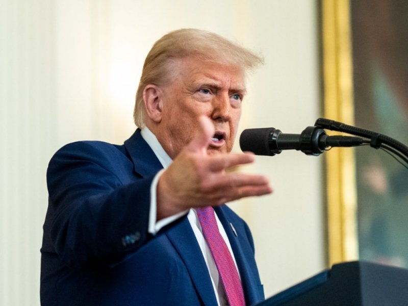Trump em defesa de Bolsonaro e requalificação do Solar Boa Vista são destaques no Aos Fatos; ouça 