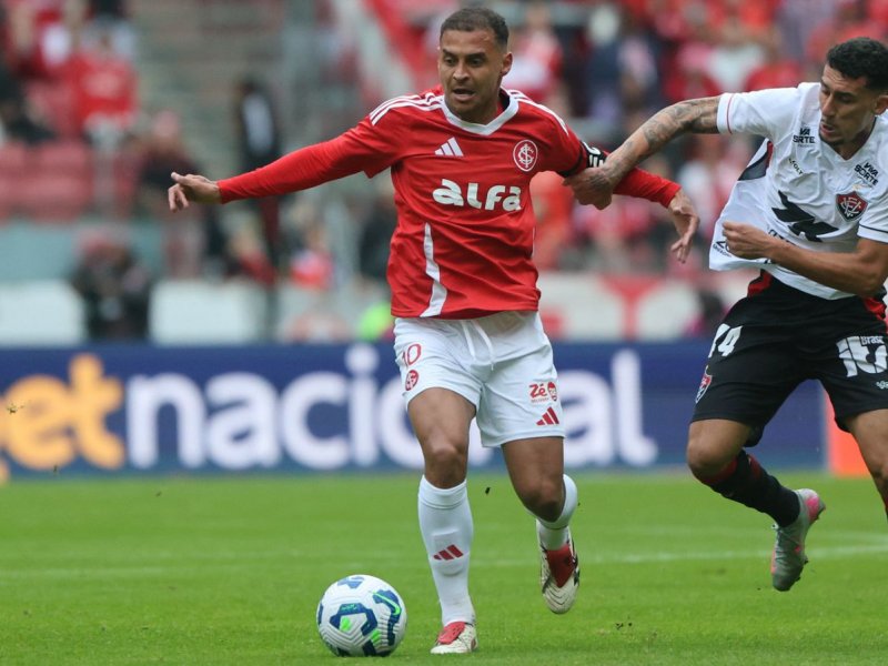 Na estreia de Carille, Vitória perde para o Inter e volta para o Z-4 do Brasileirão