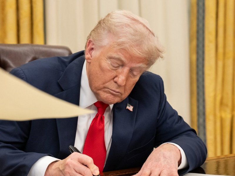 "Queremos que o dinheiro entre nos EUA", diz Trump ao justificar tarifas contra o Brasil
