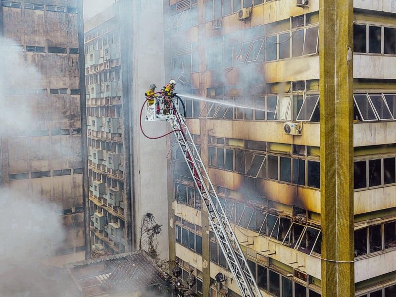 Incêndio no Comércio é encerrado após quase 40 horas de combate às chamas