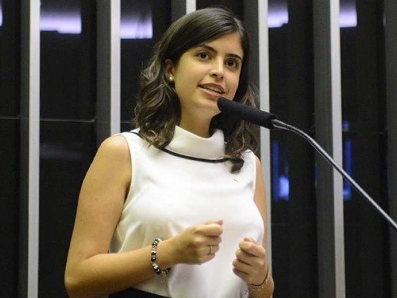 Entrevista com Tábata Amaral e Bolsonaro alvo da PF são destaques no Aos Fatos; ouça