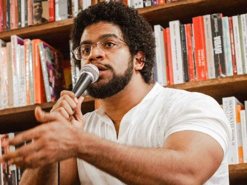 Juventude brasileira está esvaziada de debates sérios, afirma Jones Manoel