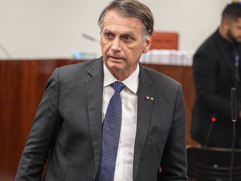 Moraes determina prisão domiciliar de Jair Bolsonaro