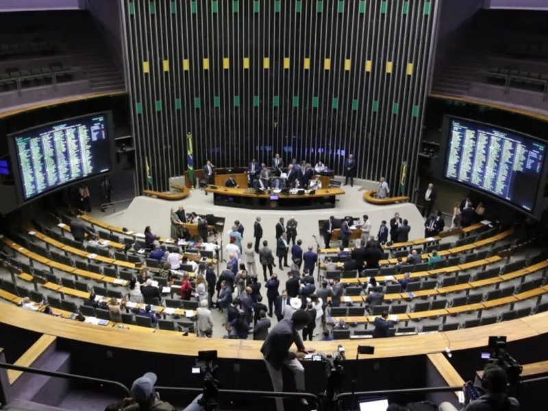 Câmara aprova voto secreto na PEC da Blindagem; texto vai para o Senado 