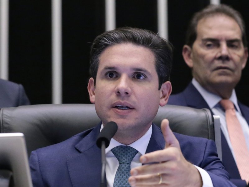 Hugo Motta sinaliza a Lula e garante avanço do IR na próxima semana