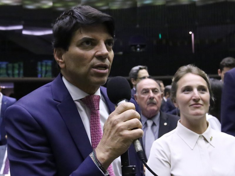 Relator da PEC que blinda parlamentares, deputado baiano votou para derrubar regalia em 2001