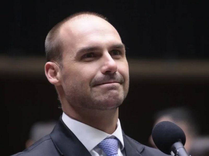 Hugo Motta barra indicação de Eduardo Bolsonaro como líder da minoria