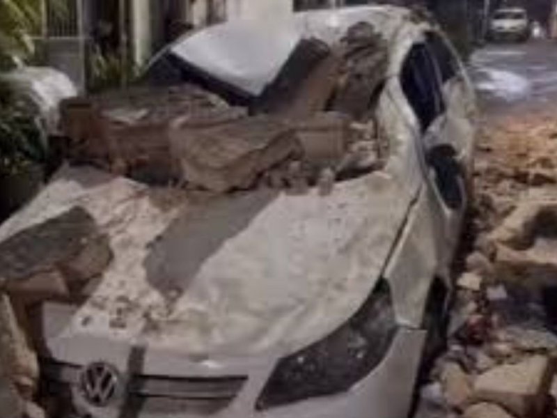 Chuva causa desabamento de muro de escola municipal em Salvador