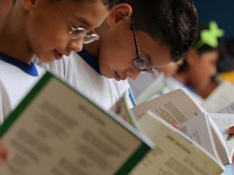 MEC busca recursos extras para garantir livros escolares
